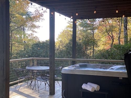 4BR & 3.5BA Cabin near Toccoa River with Hot Tub and Game Room!