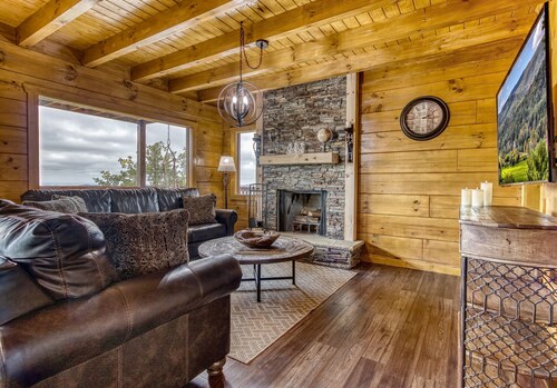 Brand NEW Luxury 4/4.5 Cabin! AMAZING VIEW! Indoor Pool, Huge Game Room, WIFI