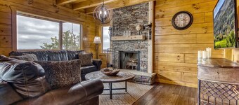 Brand NEW Luxury 4/4.5 Cabin! AMAZING VIEW! Indoor Pool, Huge Game Room, WIFI