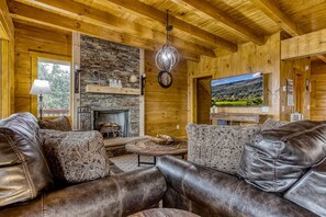 Een smart-tv, een open haard en tafelvoetbal