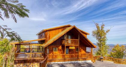 Brand NEW Luxury 4/4.5 Cabin! AMAZING VIEW! Indoor Pool, Huge Game Room, WIFI