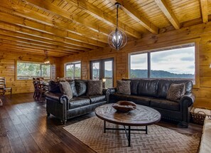 Een smart-tv, een open haard en tafelvoetbal