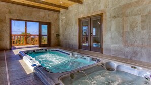 Un área de spa con dos jacuzzis y techo de madera.