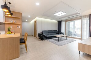 Premier Apartment | Living area | Flat-screen TV - Home For Stay (Geoje)