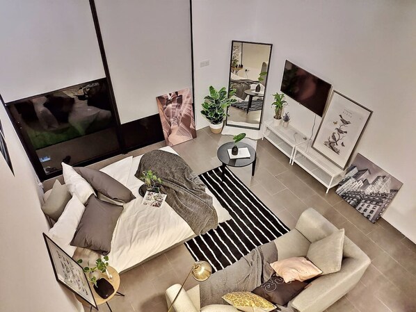 1 bedroom, desk, WiFi