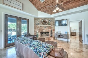 TV connectée, cheminée, table de tennis de table, chaîne hi-fi