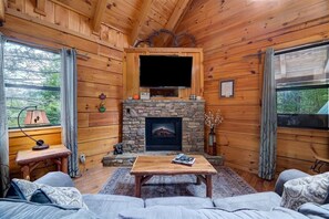 Flat-screen TV, fireplace, stereo - 1/2 mile to downtown Gatlinburg & the Great Smoky Mountains National Park! (Gatlinburg)