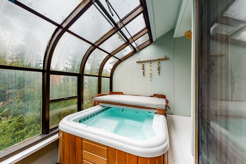 Marvelous & elegant two-story condo w/mtn views, private hot tub, gas fireplace