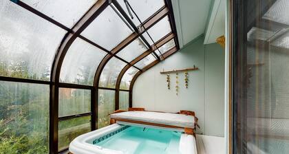 Marvelous & elegant two-story condo w/mtn views, private hot tub, gas fireplace