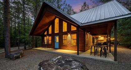 LA ROCA - Luxury Cabin for Couples | Hot Tub, Outdoor Fireplace, Walk to Dining!