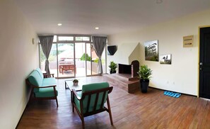 Familieleilighet | Oppholdsområde | En 40-tommers smart-TV med digitale kanaler