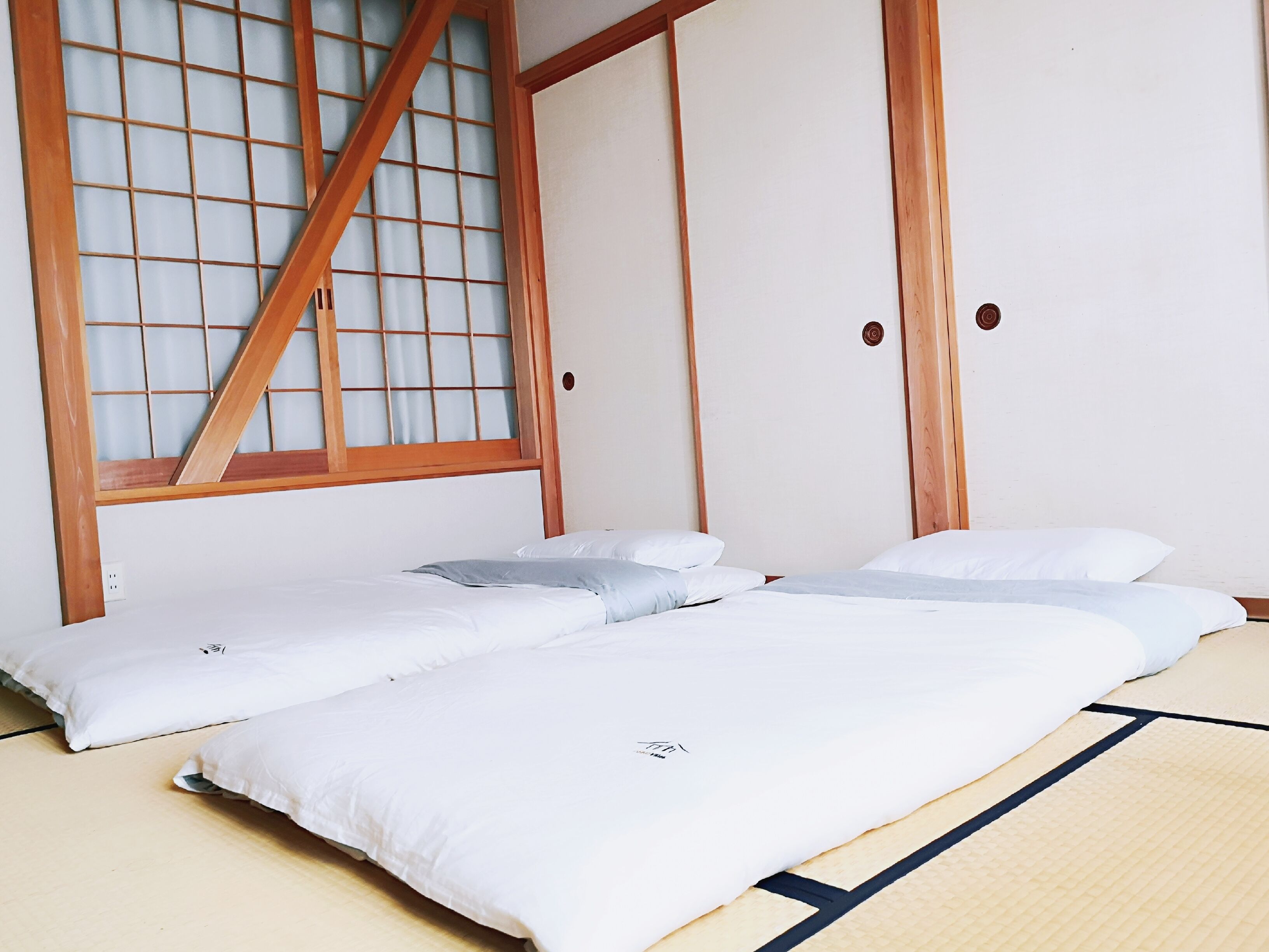 5 bedrooms, iron/ironing board, WiFi, bed sheets