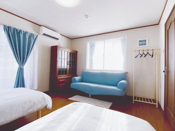 5 bedrooms, desk, travel cot, free WiFi