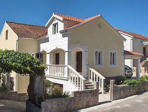 Apartment, 2 Bedrooms, Accessible, Smoking | Property entrance