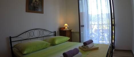 2 slaapkamers, een strijkplank/strijkijzer, reisbedje