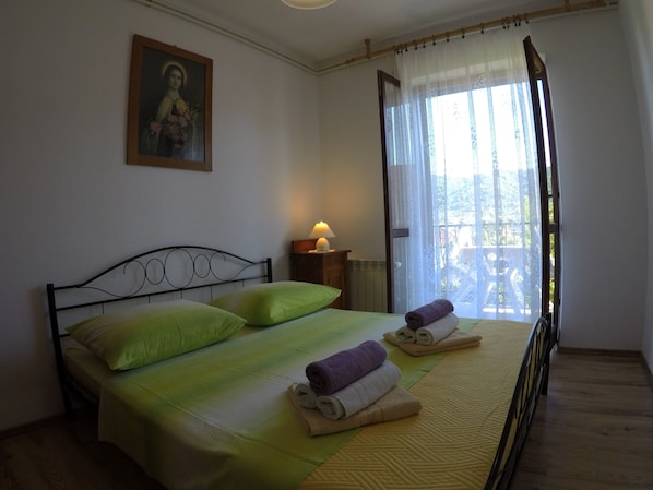 2 bedrooms, iron/ironing board, travel cot