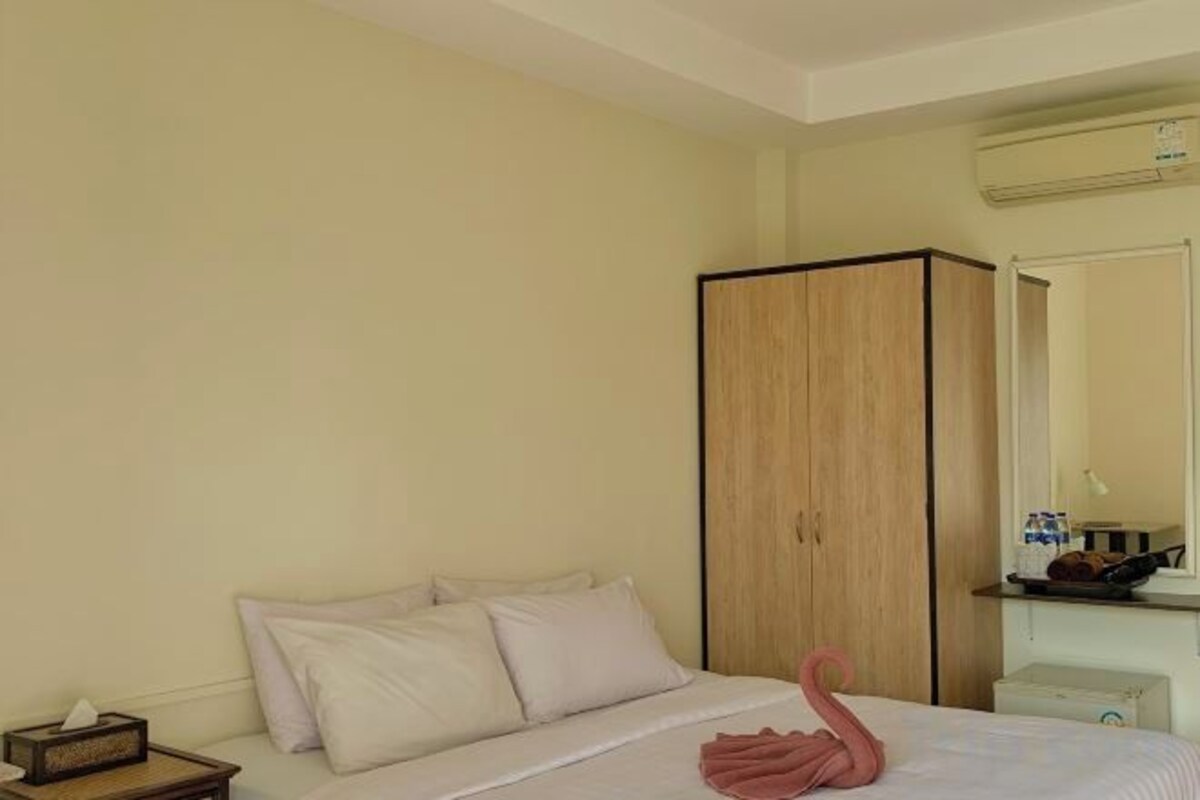 Blackout drapes, WiFi (free)