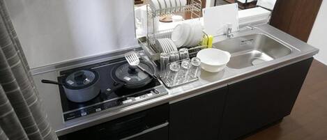 Rumah, Bebas Asap Rokok (Private Vacation) | Dapur kecil pribadi | Lemari es, microwave, kompor, dan peralatan masak/sendok-piring