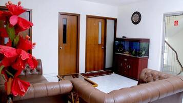 Room, 1 Bedroom, Accessible, Smoking | Living area