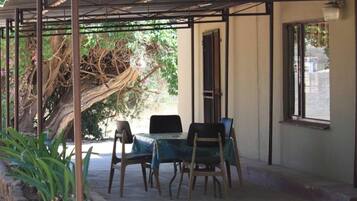 Huone, 1 makuuhuone, patio, näköala puutarhaan | Terassi/patio