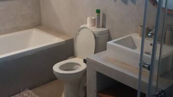 Room, 1 Bedroom, Patio, Garden View | Bathroom