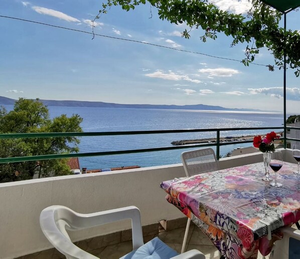 تناول الطعام بالخارج