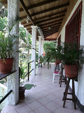 Terrace/patio - Manuela Ntonio Comfort Casa Macow 2 is one rom in Rural House (Quepos)