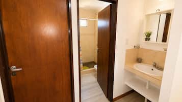 Apartamento, 2 habitaciones, fumadores, balcón | Baño | Ducha