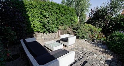 Room-room to Rent With own Entrance, liv