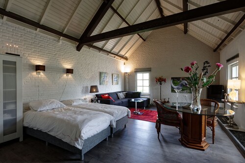 Room-room to Rent With own Entrance, liv