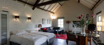 Room-room to Rent With own Entrance, liv