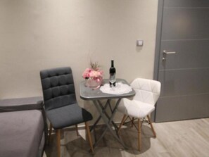 Room, 1 Bedroom, Balcony, City View | Dining