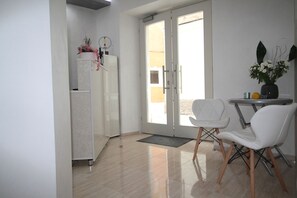 Room, 1 Bedroom, Balcony, City View | Interior