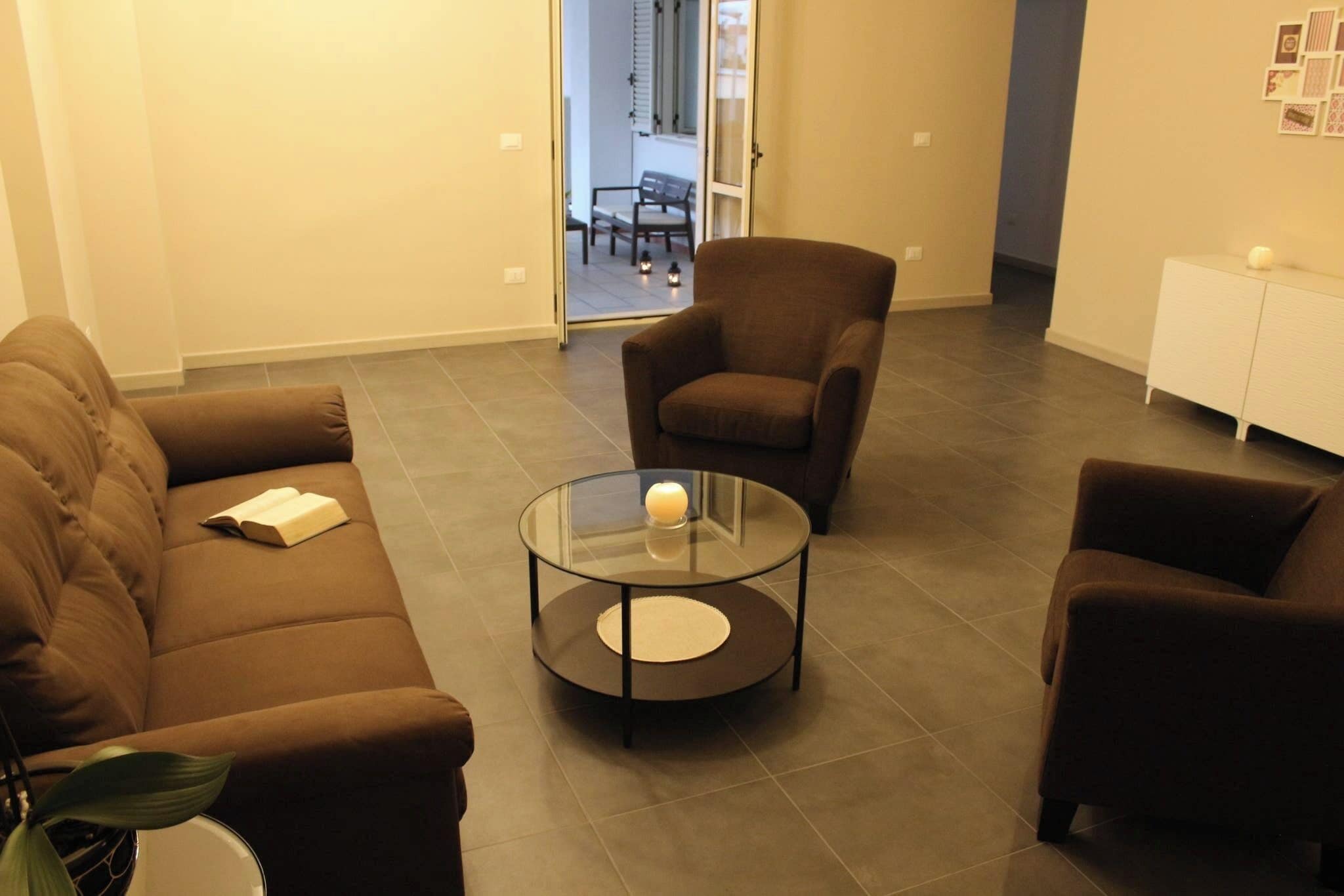Room, 1 Bedroom, Smoking, Terrace | Ruang tamu | Buku-buku 
