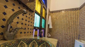Room, 1 Bedroom, Smoking, Patio | Bathroom