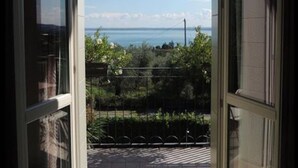 Une vue depuis un balcon, avec un ciel dégagé et un horizon lointain.