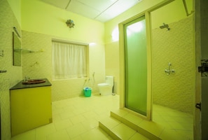 Bathroom - Deluxe Double Room In British Bungalow (Vythiri)