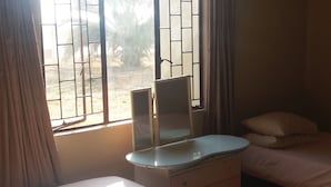 Room, 1 Bedroom, Patio, Garden View - Room-comfy Room With Dstv and Aircon in (Lephalale)