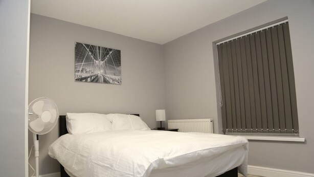 Unclassified image, 1 of 24, button - Room in House - A A Guest Room7 (London)