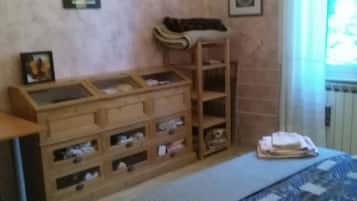 2 bedrooms, travel cot, bed sheets