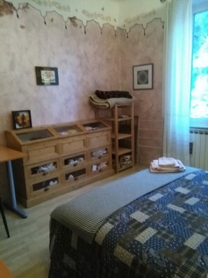 2 bedrooms, travel cot, bed sheets - Pegli The Artist's House, Seaside And Sun (Genoa)