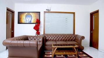 Room, 1 Bedroom, Accessible, Smoking | Living room