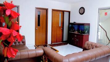 Room, 1 Bedroom, Accessible, Smoking | Living room