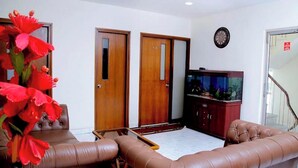 Living room - Room-maplewood Guest House, Neeti Bagh, (New Delhi)