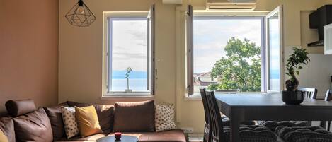 Apartment, 1 Bedroom, Smoking, Garden View | Interior