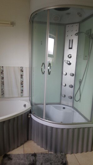 Gemeinsamer Schlafsaal, 4 Schlafzimmer, Raucher, Terrasse | Badezimmer | Haartrockner, Handtücher