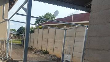 Dormitorio compartido, 4 habitaciones, fumadores, terraza | Entrada al alojamiento