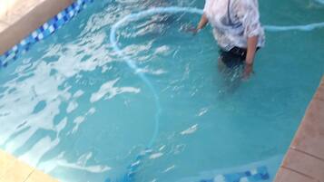 Dormitorio compartido, 4 habitaciones, fumadores, terraza | Piscina | Una piscina al aire libre