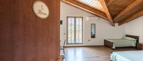 1 bedroom, WiFi, alarm clocks