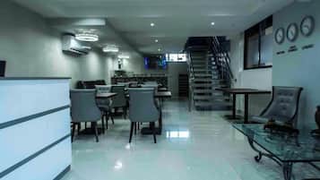 Room, 1 Bedroom, Smoking, City View | Tempat makan